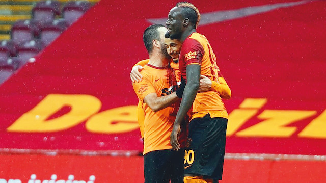 ​Gençlerbirliği ağlarını maçın 27. saniyede sarsan Mbaye Diagne, bu sezon Süper Lig’de en erken gol atan futbolcu oldu. Galatasaray formasıyla bu sezon 14. maçına çıkan Senegalli golcü, aynı zamanda 9. golüne ulaştı.