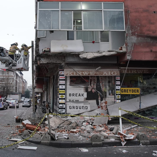 Sultangazide 5 katlı binanın birinci katındaki balkon çöktü