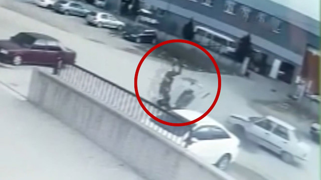 Bursa'da otomobil ile çarpışan motosiklet sürücüsü metrelerce sürüklendi
