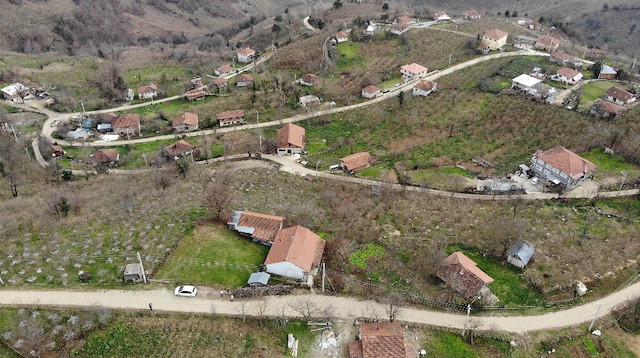 Misafirlikleri kaldıran köy sakinleri, televizyondan izledikleri her tedbiri uygulayarak korona virüsten korunmaya devam ediyor.