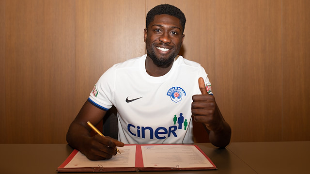 Hollandalı futbolcu resmi sözleşmeye imzayı attı.