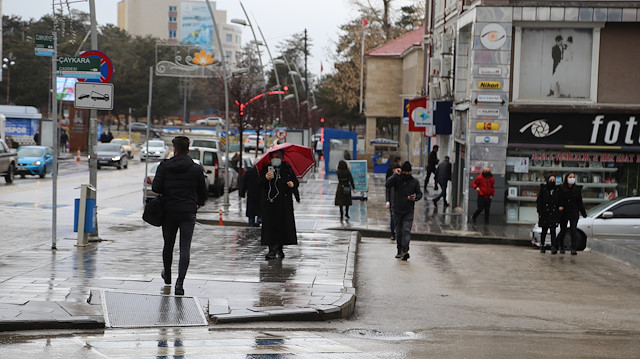 Erzurum'da sağanak: Çatılardaki buz sarkıtlarını eritti