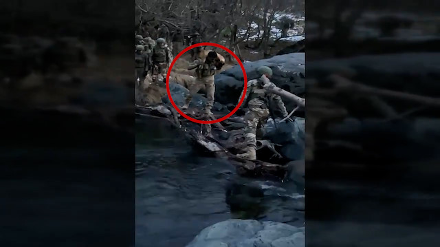 Mehmetçikten örnek davranış: Köpeği sırtında taşıyarak nehrin karşısına geçirdi