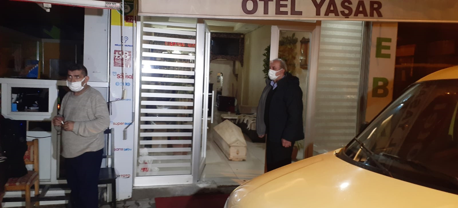 İstanbul'un Bayrampaşa ilçesindeki bir otelde çocuğuyla birlikte kalan 43 yaşındaki kadın, iple boğularak öldürüldü.