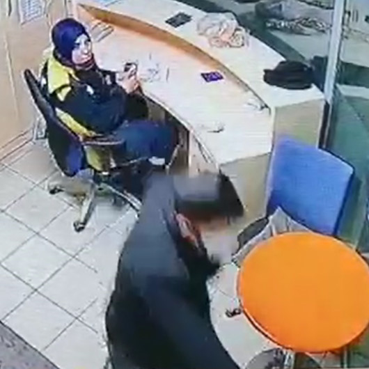 Kadın görevlinin arkasından yaklaşıp paraları alarak kaçtı
