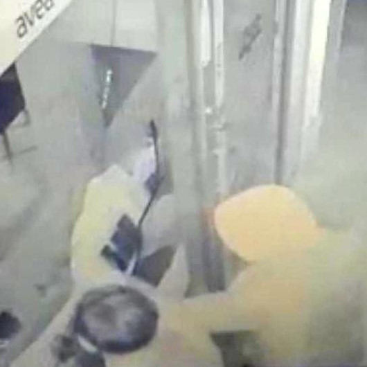 Adanada cep telefonu bayisinin soyulma anı kamerada