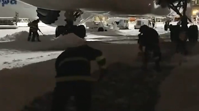 Madrid Uluslararası Havalimanı'nda karlı aprona kürekli müdahale