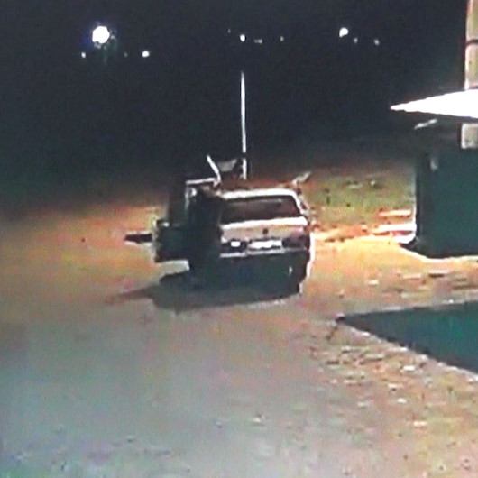 Antalyada hırsızlar çalıştıramadıkları otomobili iterek çalmaya çalıştı