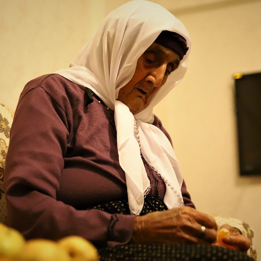 Hayatı boyunca bir kez hastaneye giden 102 yaşındaki Şahide nine koronavirüsü yendi