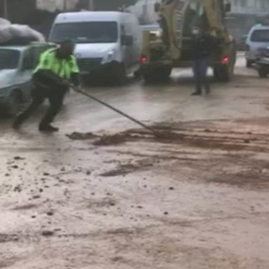 İzmirde sel sonrası yolda biriken çamuru polis memuru böyle temizledi