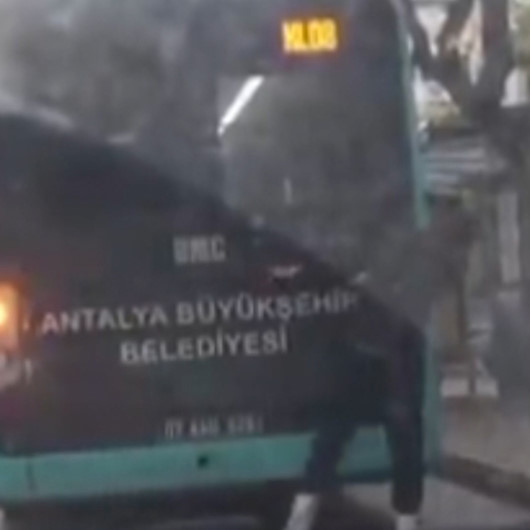 Otobüsün arkasına takılan patenli genç, şoförün fark etmesiyle koşarak kaçtı