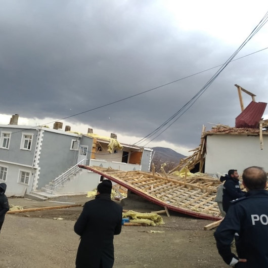 Erzincanda fırtına çatıları uçurdu