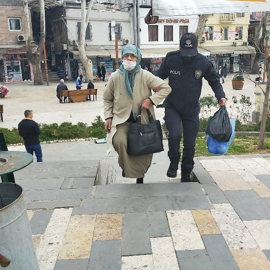Kahramanmaraşta evine gidemeyen yaşlı kadının yardımına polis yetişti