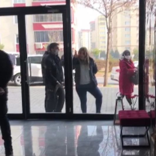 Kahramanmaraşta polise, Artistliğiniz kime? diyen kadın, bu kez de güzellik salonunun camını yumrukladı