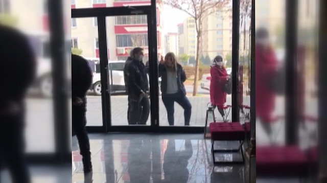 Kahramanmaraş'ta polise, 'Artistliğiniz kime?' diyen kadın, bu kez de güzellik salonunun camını yumrukladı