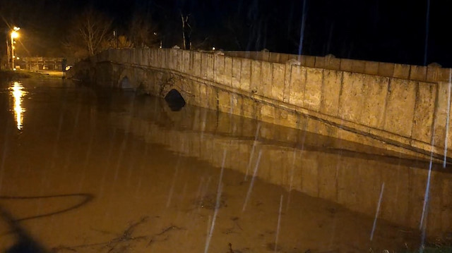Edirne’de etkili olan sağanak yağış sebebiyle 32 saatte debisi 18 kat artan Tunca Nehri’nin bazı köprüleri yatağından taştı.