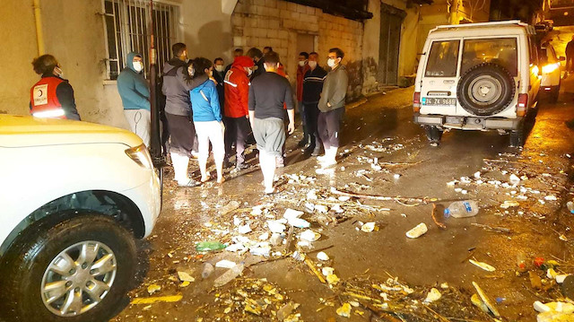 Birçok ev sel sularına teslim olurken, mahalle sakinleri kendi imkanlarıyla tahliye etmeye çalıştı. 