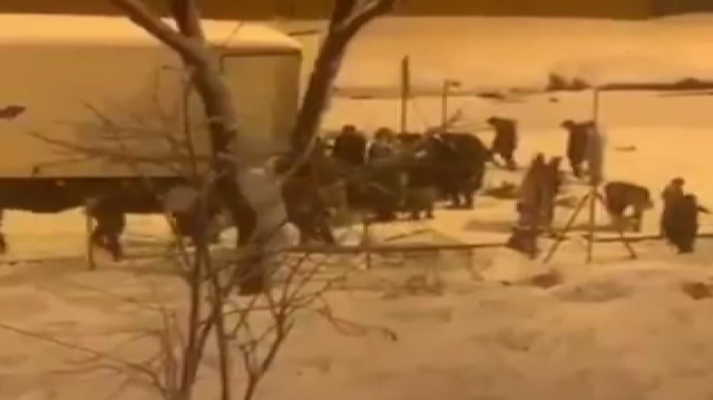 İspanya'da kara saplanan gıda yüklü kamyondan 20 ton yiyecek çalındı