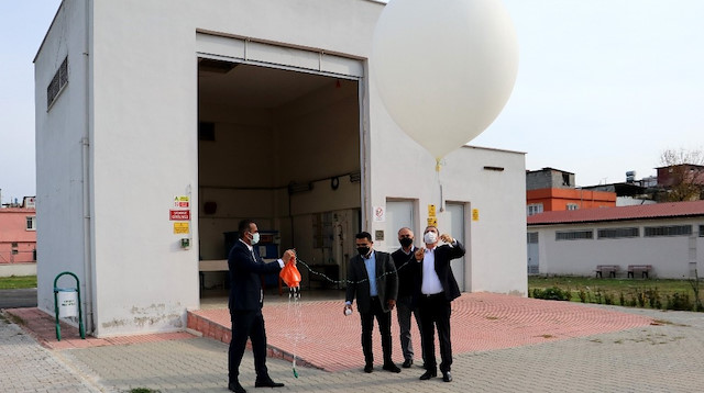 Her gün gökyüzüne bırakılan meteoroloji balonlarında bulunan tek kullanımlık radiosonde cihazlarına yeryzüne gelişigüzel düşmemesi için paraşüt takılıyor.