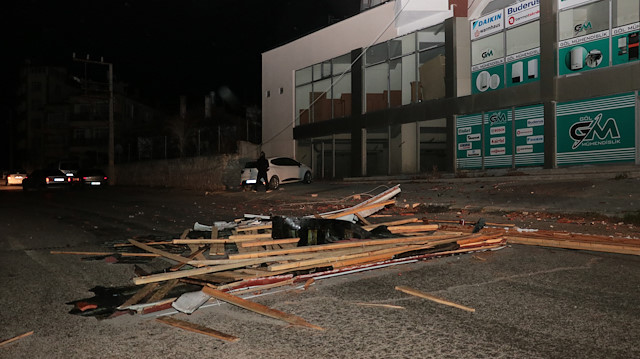 Fırtına nedeniyle Beyşehir'de 8, Seydişehir'de 1, Kadınhanı'nda 15 evin çatısı uçarken, 4 araçta da hasar oluştu. 