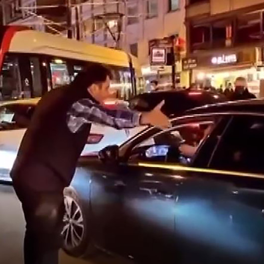 Sirkecide sürücülerin sözlü tartışması tekme tokatlı kavgaya dönüştü