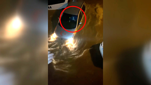Aracında sele yakalandığı anları canlı yayında paylaştı: Çok kötü durumdayım arkadaşlar dua edin