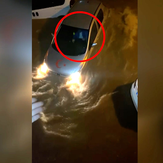 Aracında sele yakalandığı anları canlı yayında paylaştı: Çok kötü durumdayım arkadaşlar dua edin