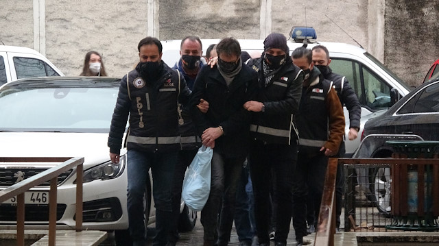 Polis, İzmir ve Bursa’da belirlenen adreslere eş zamanlı operasyon düzenleyerek şüphelileri yakaladı.