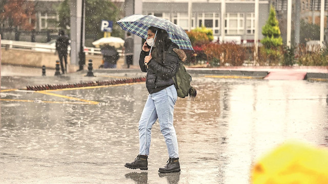 ​Son ayların kurak geçmesiyle susuzluk tehlikesi ile karşı kaşıya kalan İstanbul’da da sağanak yağmur etkili oldu. Son 10 yılın en düşük baraj doluluk oranlarını gören Megakent İstanbul’da görülen sağanak yağış barajları kısmen doldurdu. 