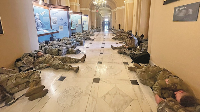 Kongre binasının korunması için görevlendirilen yüzlerce Ulusal Muhafız, koridorlarda uyudu.