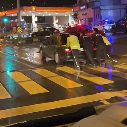 Zonguldakta trafik polisleri yolda kalan otomobili iterek sürücüye yardım etti
