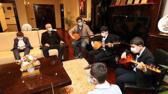 بآلة البزق.. شقيقان سوريان كفيفان يؤديان أغاني تركية