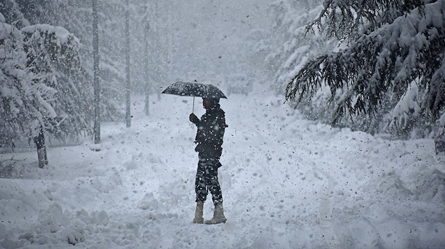 Severe weather warning amid snowfall in Kashmir

