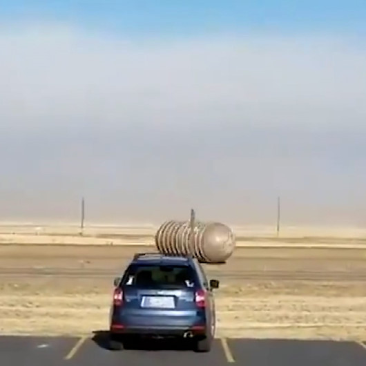ABDde fırtınayla sürüklenen içi dolu yakıt tankı trafikte panik yarattı