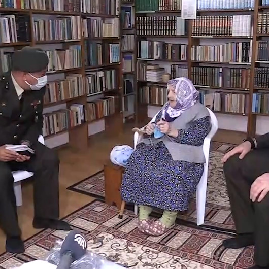 Yalovalı 117 yaşındaki Zeliha Nine diktiği 115 çift çorabı Mehmetçike hediye etti