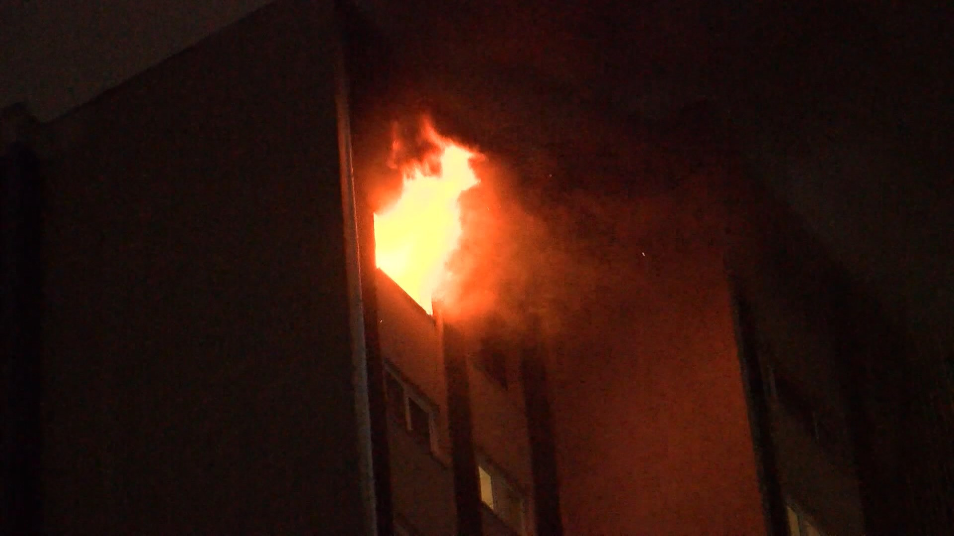 Yangın, Saat 19.30 sıralarında Mevlana Mahallesi Hüseyin Ağırman Sokak'ta site içerisinde bulunan 15 katlı binanın 14 katında çıktı.
