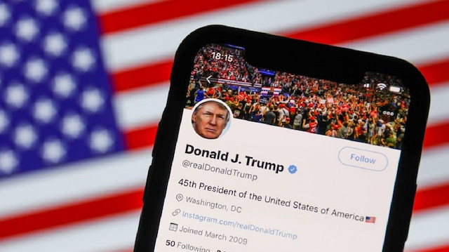 Birçok sosyal medya uygulaması Trump'ın hesabını askıya aldı. 