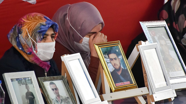 Diyarbakır'da anne Hacire Akar, oğlunun HDP'liler aracılığıyla dağa kaçırıldığını iddia ederek, HDP İl Başkanlığı binası önünde 22 Ağustos 2019'da oturma eylemi başlattı. Oturma eylemi sonuç veren anne Akar, kararlı mücadelesiyle 24 Ağustos'ta evladına kavuştu.