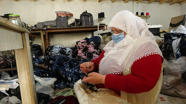 Mahmure Özdemir, 8 çocuğuyla birlikte çanta üretiyor.