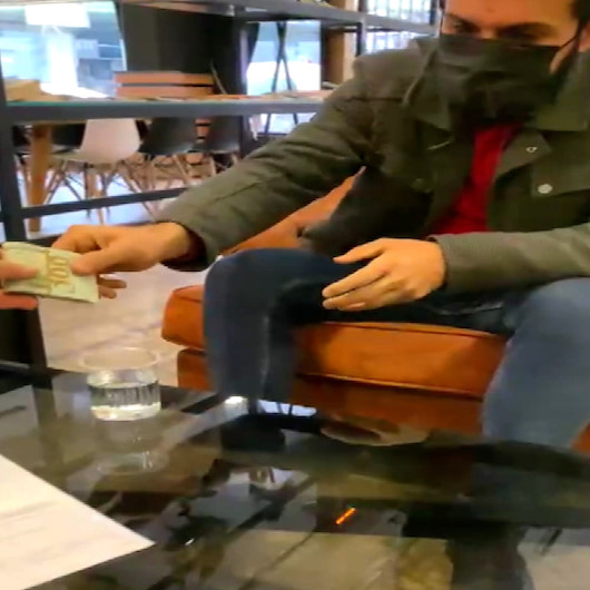 İnsanlık ölmemiş dedirten görüntüler: Otel görevlisi, odada bulduğu 10 bin doları uzun uğraş sonucu sahibine teslim etti