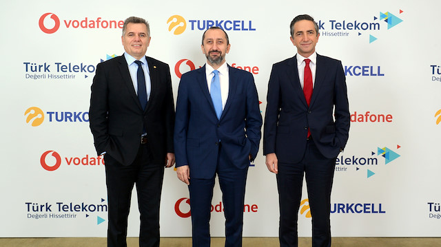 Turkcell Genel Müdürü Murat Erkan (solda), Türk Telekom Üst Yöneticisi (CEO) Ümit Önal (ortada) ve Vodafone Türkiye İcra Kurulu Başkanı Engin Aksoy (sağda) 