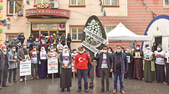 HDP’den çocuklarını isteyen aileler, il binasına siyah çelenk bıraktı.