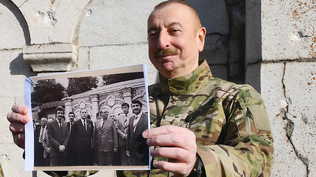 Azerbaycan Cumhurbaşkanı İlham Aliyev 28 yıl sonra işgalden kurtarılan Şuşa'da ve elinde 39 sene önceki resim var.