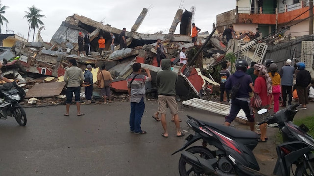 Endonezya'da şiddetli deprem: Ölü ve yaralılar var