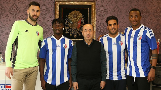 Kulüp başkanı Mehmet Emin Katipoğlu, yeni transferlerle poz verdi.