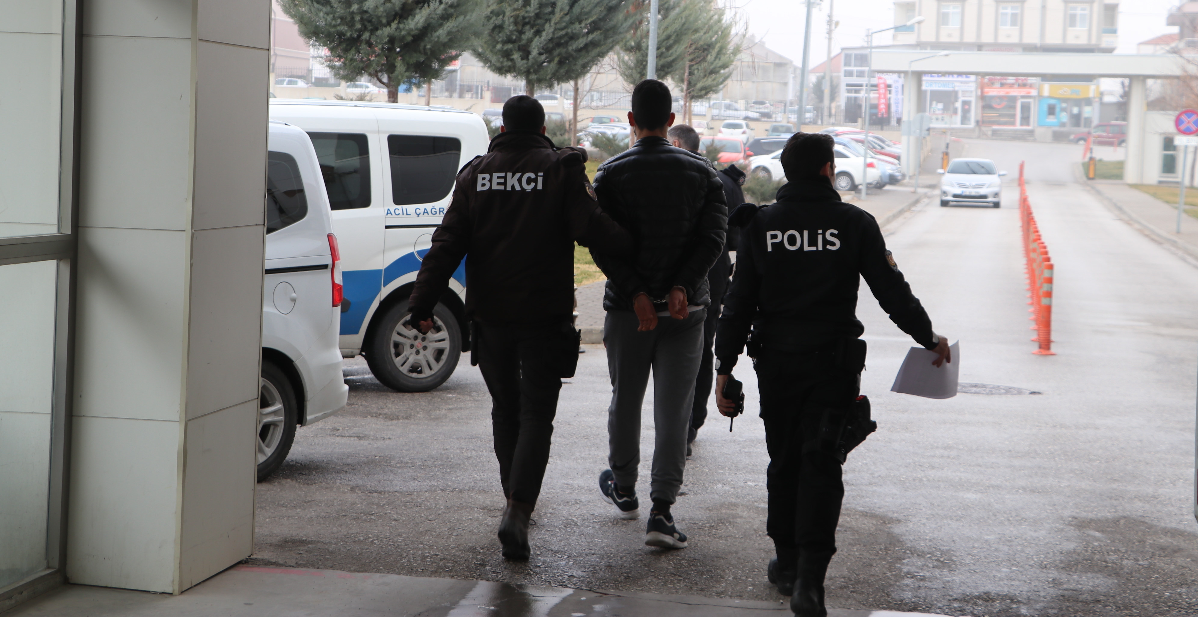 550 polisin katıldığı eş zamanlı suç örgütü operasyonunda 10'u kadın 41 şüpheli gözaltına alındı.