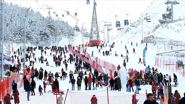 تركيا.. السياح الأجانب يستمتعون بالتزلج في "أرضروم" و"قارص"