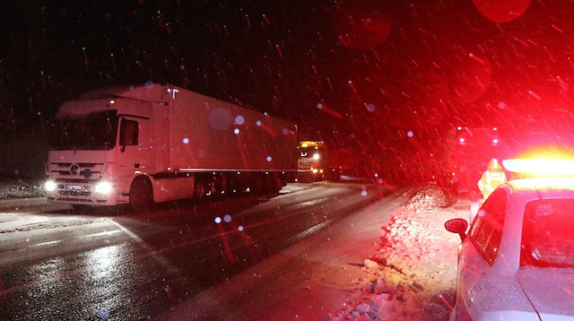 Yoğun kar yağışı ve tipi nedeniyle, Mutu Köprüsü ile Pülümür ilçe merkezi arasında kalan yol TIR ve kamyonların geçişine ikinci bir duyuruya kadar kapatıldı. 