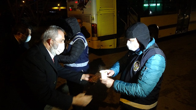Bingöl, Bursa İl Emniyet Müdürü Tacettin Aslan ve Yıldırım Belediye Başkanı Oktay Yılmaz ile iş insanı Muhsin Şaşmaz tarafından yaptırılan çorbaları kontrol noktalarında görev yapan polis ekiplerine ikram etti. 