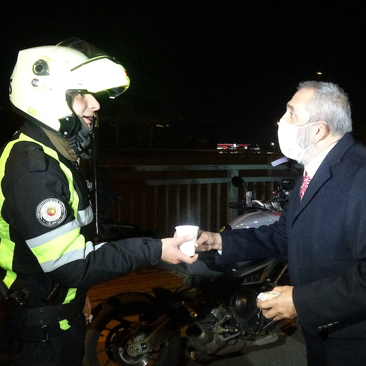 Yavuz Bingöl, kısıtlamada denetim yapan polislere çorba dağıttı